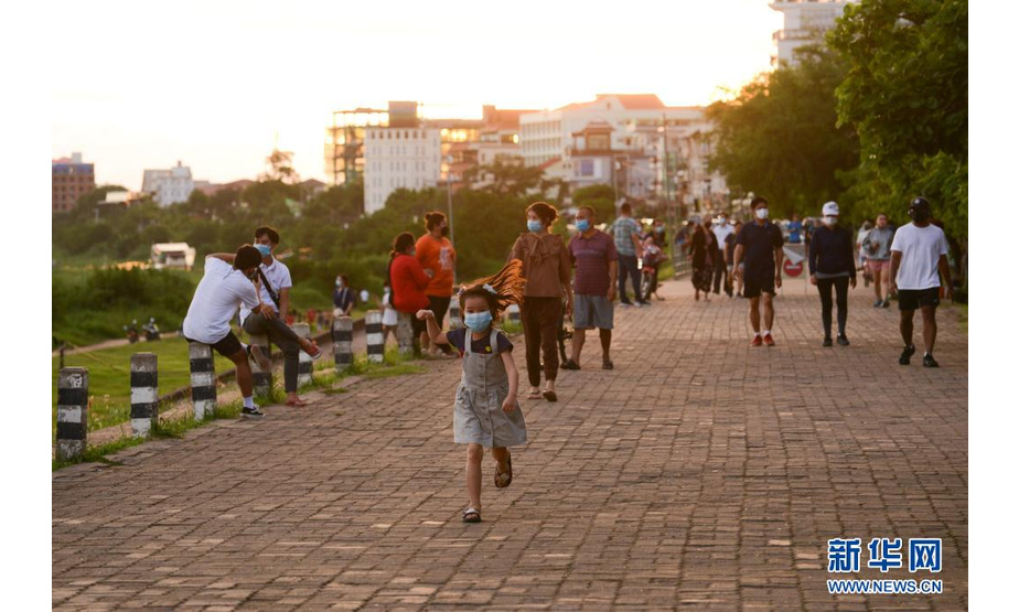7月21日，市民在老挝首都万象湄公河边休闲。新华社发（凯乔摄）