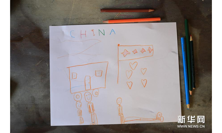 这是2月9日在玻利维亚拉巴斯拍摄的5岁女孩安吉·博尔达的画作。她用画表达对中国的关心和祝福，希望中国的小朋友早日走出疫情。 新华社发（米根·汉考克摄）