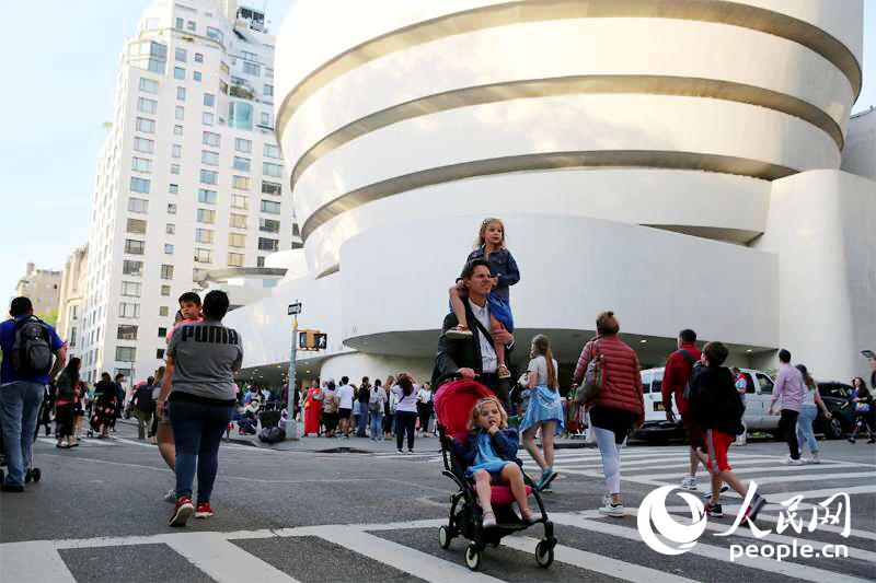 人民网纽约6月13日电 6月12日，纽约迎来第40届“第五大道博物馆节”。当晚，包括大都会博物馆、古根海姆博物馆等7家博物馆免费向公众开放。第五大道上东区指定路段禁止机动车通行，沿街有很多艺术表演和街头杂耍，小朋友们甚至可以以大街为画布，用彩色粉笔画出自己喜欢的图画，成了孩子们接受艺术启萌和玩耍的天堂。李立言摄