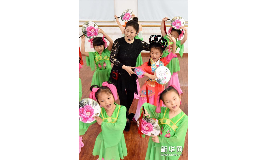 4月26日，在安徽铜陵市义安区实验小学，孩子们在戏曲进校园志愿者的指导下，练习黄梅戏。 新华社发（过仕宁 摄）
