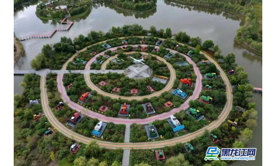 2019年9月21日，黑龙江省佳木斯市北大荒农机博览园内不同年代的农业机械展示了新中国成立以来，中国农业现代化发展的进程。