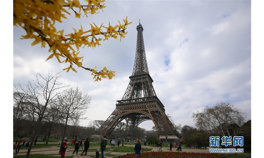 这是3月23日拍摄的法国巴黎埃菲尔铁塔。  新华社记者张铖摄