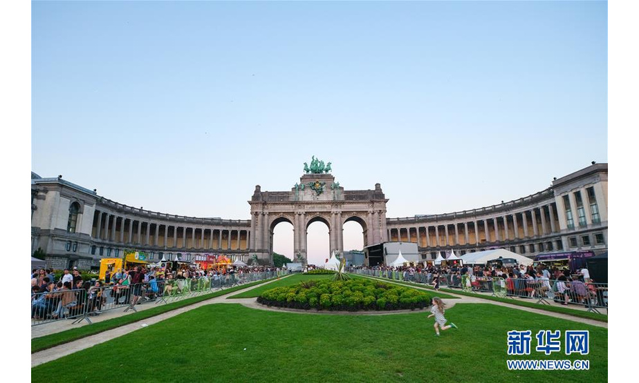 6月22日，人们在比利时布鲁塞尔五十周年纪念公园参加夏至音乐节。 6月20日至23日，2019年比利时夏至音乐节在布鲁塞尔和瓦隆区上演。夏至音乐节是比利时夏季文化盛事之一，旨在让人们享受音乐。 新华社记者 张铖 摄