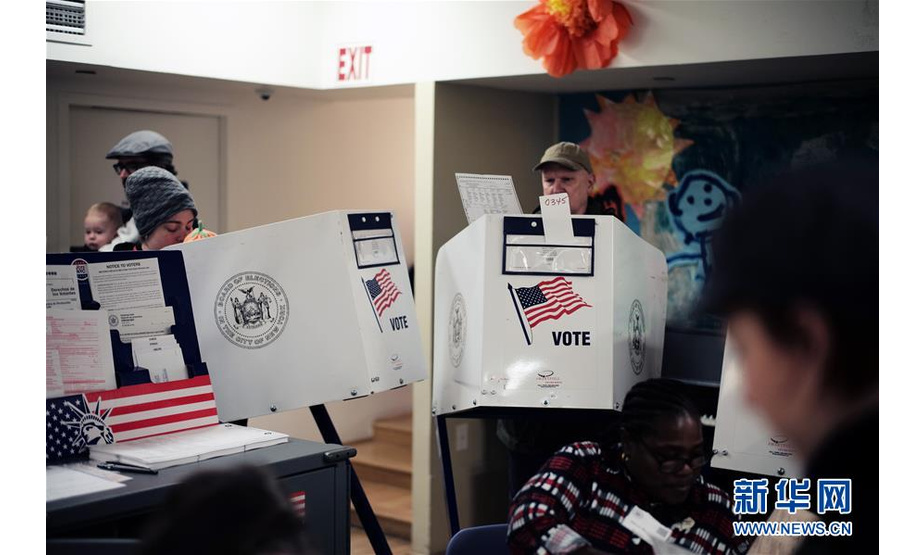 11月6日，在美国纽约曼哈顿，选民在一处投票站填写选票。 当日，美国迎来2018年中期选举投票日。新华社记者李木子摄