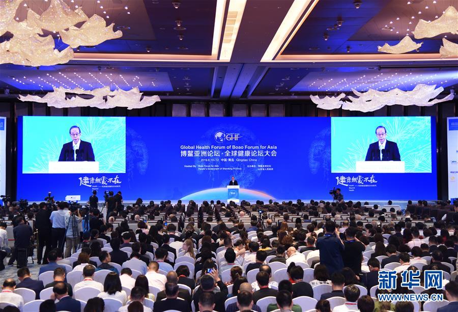 6月11日，日本前首相福田康夫在博鳌亚洲论坛全球健康论坛大会开幕式上致辞。

　　当日，博鳌亚洲论坛全球健康论坛大会在山东青岛开幕，大会议程包括政商高峰圆桌对话会、分论坛、创新项目路演会、全球健康博览会等。

　　新华社记者 李紫恒 摄