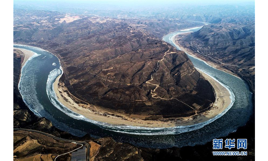 1月8日在山西省永和县打石腰乡境内拍摄的黄河流凌（无人机拍摄）。 近日，受冷空气影响，位于山西省临汾市境内的黄河出现大面积流凌，场面壮观。 新华社记者杨晨光摄