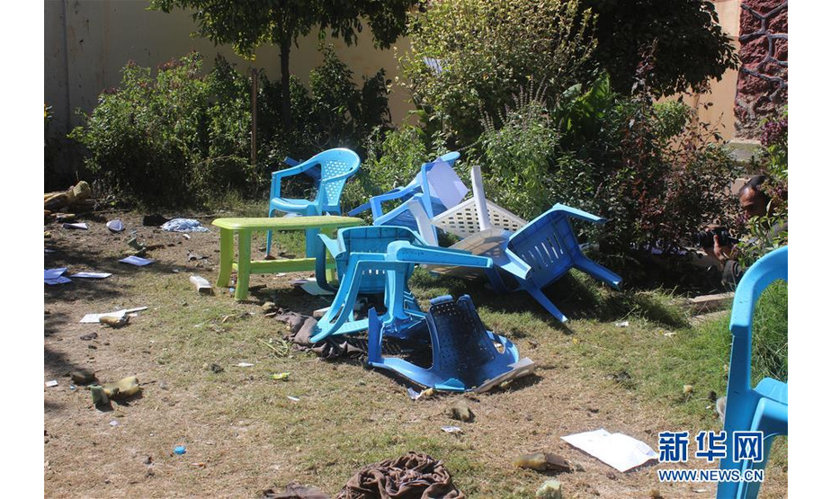 这是10月17日在阿富汗拉什卡尔加袭击现场拍摄的破碎桌椅。 阿富汗南部赫尔曼德省官员17日向媒体证实，该省境内当天发生一起爆炸袭击事件，造成一名国民议会议员候选人死亡，另有7人受伤。 新华社发（阿卜杜勒·阿齐兹摄）