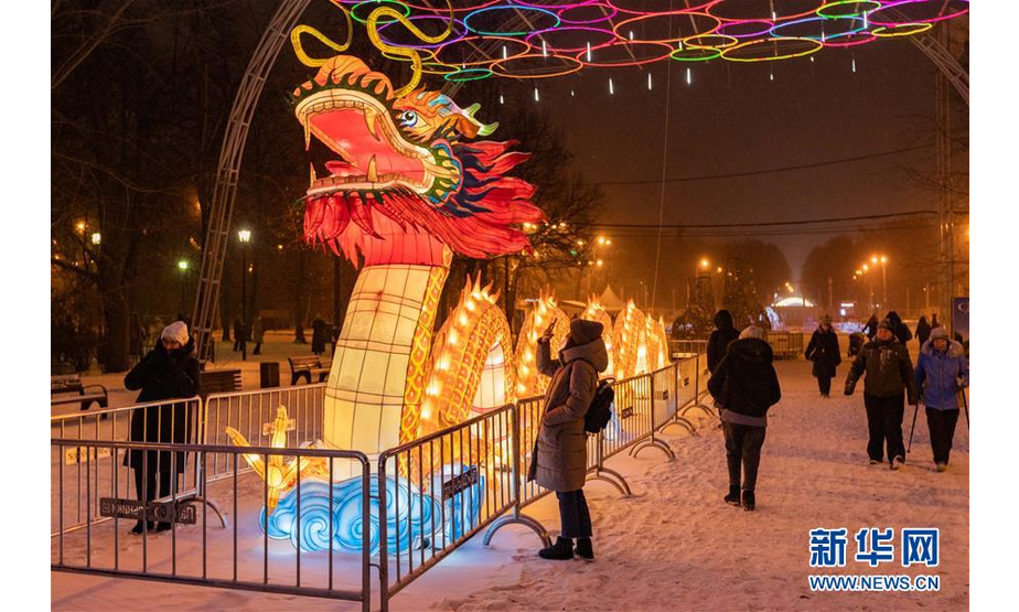 12月4日，在俄罗斯首都莫斯科，人们在中国彩灯节上参观。 中国彩灯节4日在莫斯科索科尔尼基公园开幕，为寒冷漫长的莫斯科冬夜带来浪漫而独特的中国文化体验。本次彩灯节展出了来自中国四川省自贡市的45组近4500件彩灯作品，将持续至2020年2月23日。 新华社记者 白雪骐 摄