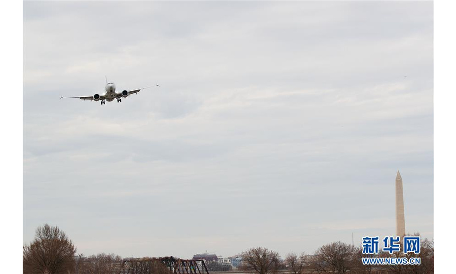 3月13日，一架波音737 Max 8型号飞机准备降落在美国首都华盛顿附近的里根机场。美国联邦航空局13日要求美国各航空公司运营的所有波音737 MAX型号飞机暂时停飞，并暂时禁止该型号系列飞机在美国领土上运行。 新华社发（沈霆摄）