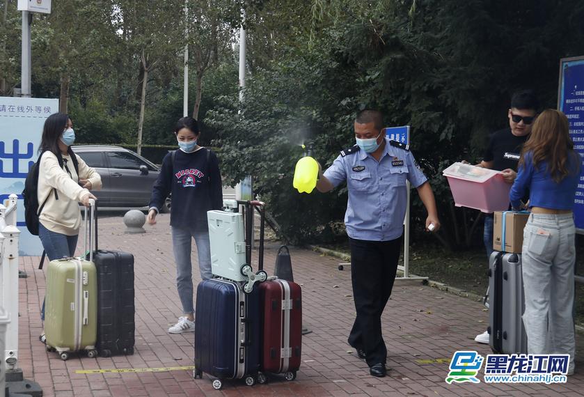 9月2日，黑龙江大学在校研究生和本科生正式返校，回到阔别已久的校园，见到许久不见的同学，学生们的脸上露出了笑容。据了解，9月2日至6日，黑龙江大学本科生和研究生按公寓楼分5个批次返校，2020级研究生新生和本科新生于9月15日至17日分3个批次入校报到，境外留学生未接到学校正式通知前，一律不返校。（记者 韩俏 摄影 赵春争）