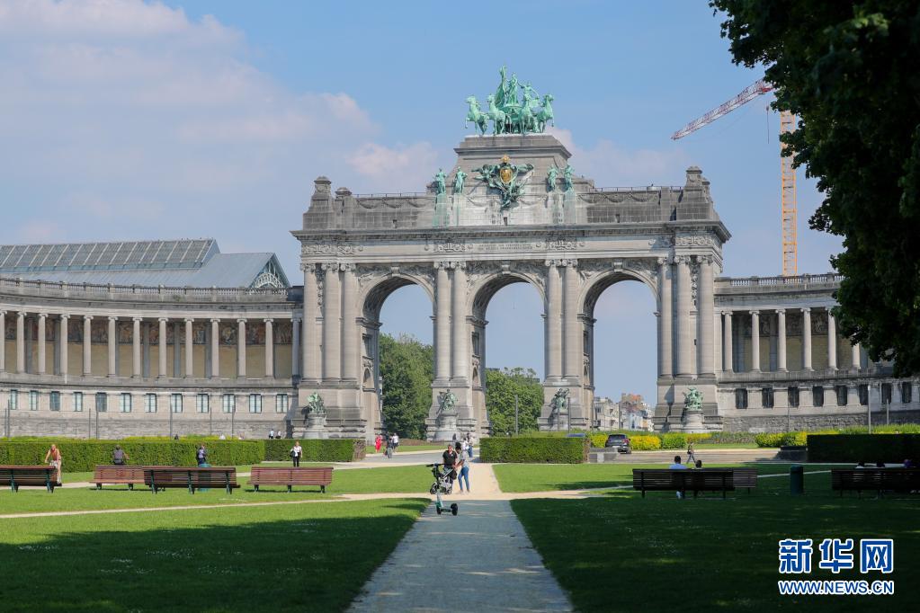 6月9日，人们在比利时布鲁塞尔的五十周年纪念公园休闲。

鉴于当前新冠疫情进一步缓解，比利时当天启动“夏季计划”第一阶段，餐馆、咖啡馆、酒吧等恢复室内营业。

新华社记者郑焕松摄