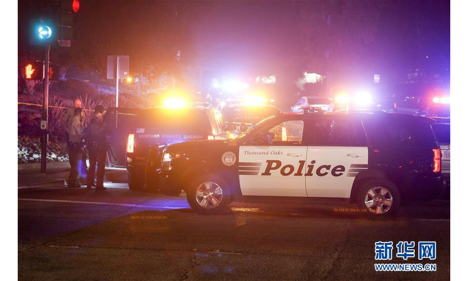 据《华盛顿邮报》12月27日报道，2018年美国校园枪击案数量和伤亡人数均创下近20年最高纪录，另外，超过400万少年儿童在2017至2018学年经历了校园封锁，很多人受到身心创伤。 这是11月8日凌晨在美国文图拉县绍森欧克斯市，警察在发生枪击事件的酒吧附近执勤。7日深夜，一名参加过阿富汗战争的美国前海军陆战队老兵在当地酒吧内制造枪击事件，造成包括枪手和1名警官在内的13人死亡。 新华社发（赵汉荣摄）