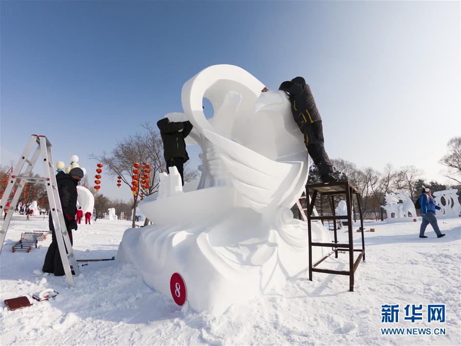 　1月13日 ，参赛选手在哈尔滨太阳岛雪博会园区创作雪雕。新华社记者 王松 摄