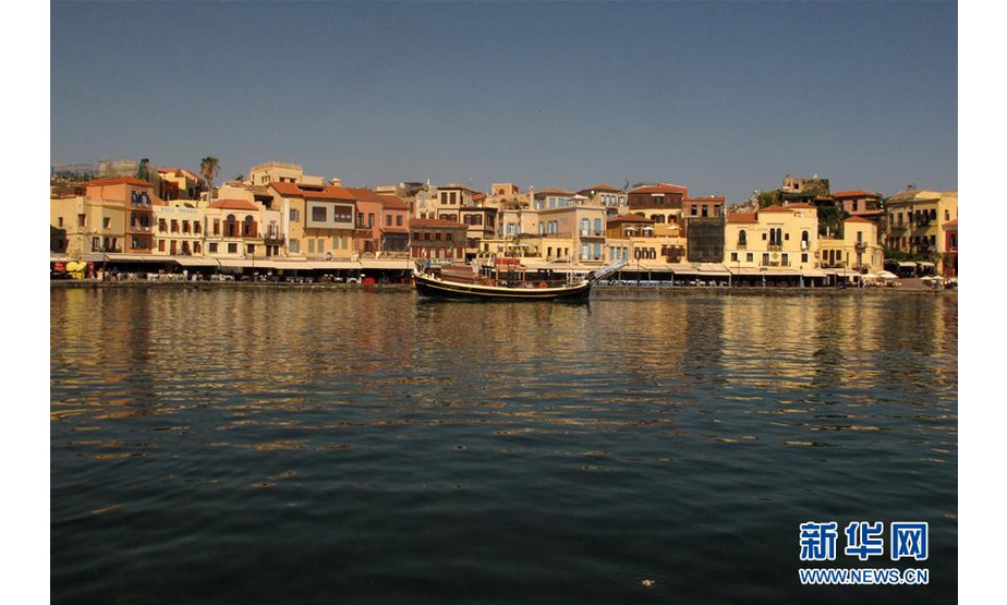 这是6月14日拍摄的希腊克里特岛干尼亚港口。 干尼亚是希腊克里特岛西北岸港口城市，拥有丰富的历史遗产和优美的自然风光。 新华社发（马里奥斯·罗洛斯摄）