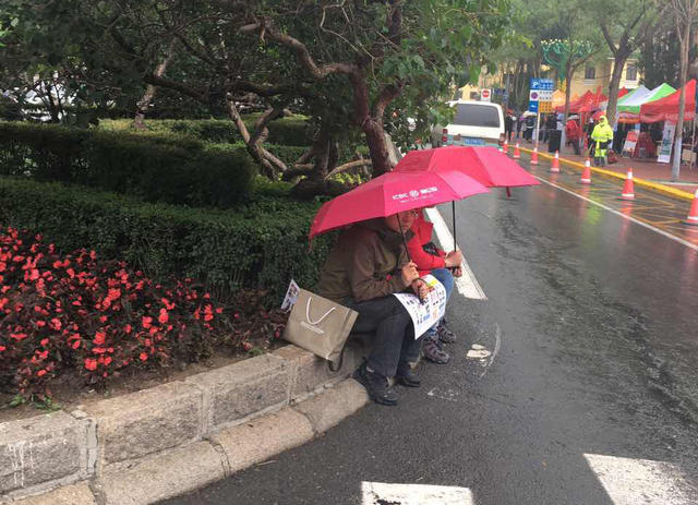 冒雨守在考场外的父亲