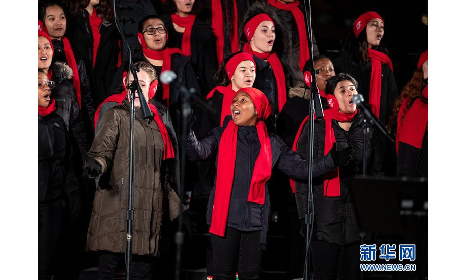 12月13日，在美国芝加哥千禧公园，合唱团演唱圣诞歌曲。 每年的圣诞节日季，芝加哥市政府组织当地的合唱团在千禧公园演唱圣诞歌曲，庆祝圣诞节的到来。 新华社发（乔尔·莱纳 摄）