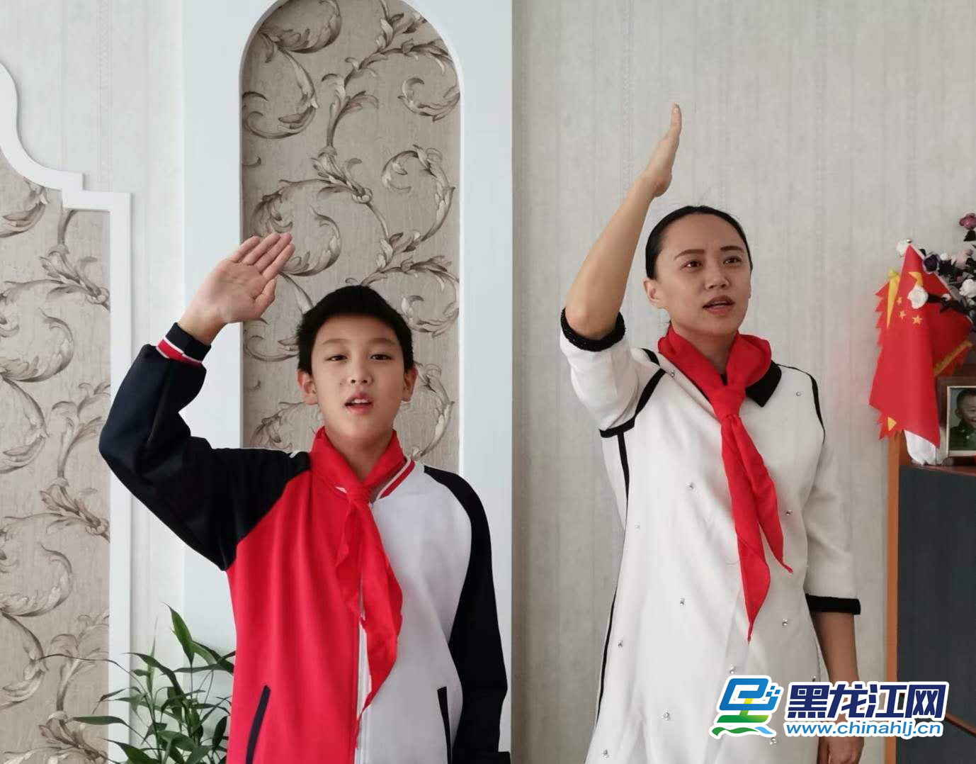 3月2日，黑龙江省春季新学期开学第一天，全省各地中小学举行线上升旗仪式，鼓励学生在疫情中做好防护，认真学习，做到“停课不停学”。图为哈尔滨市群力实验小学校小学全体师生举行“停课不停学 做抗疫小战士”线上“云”升旗仪式。