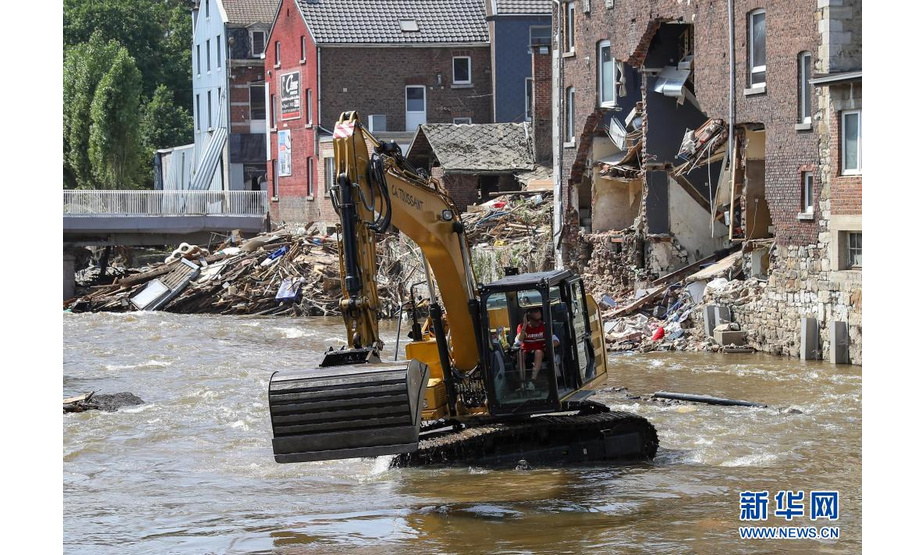 7月20日，一名工作人员在比利时受灾严重的佩平斯特操作挖掘机清理河道。

　　比利时危机中心20日证实，上周的暴雨及其引发的特大洪灾已造成31人死亡、70多人失踪，全国100多个市镇受到影响。目前，比利时全国范围内的降雨已停止，洪水也已基本退去，灾后重建工作正在有序展开。

　　新华社记者 张铖 摄