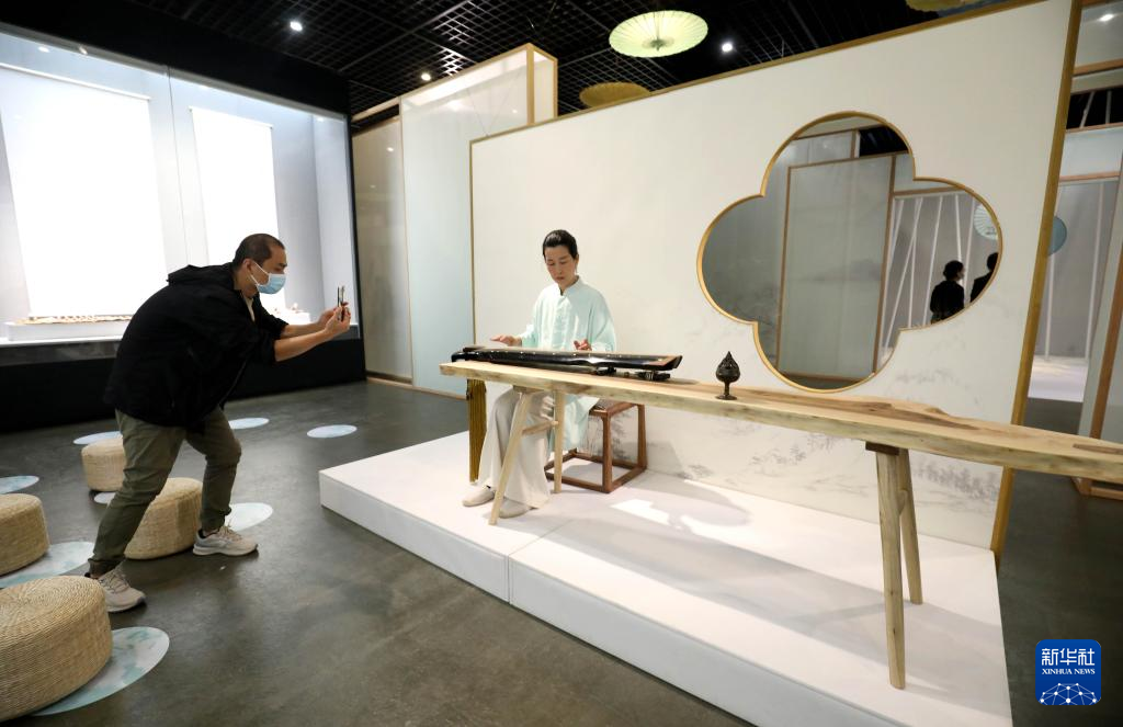 9月26日，古琴师（左二）在“江南生活美学展”上弹奏古琴。当日，由河北博物院与浙江省博物馆合作推出的“江南生活美学展”在河北博物院开幕。展览分为“香”“闻”“味”“意”四个单元，通过70余组香料、茶样、瓷器、创意古琴、非遗丝织工艺品等文化载体展现古代江南文人的风雅情趣和诗意生活。展览将持续至11月25日。