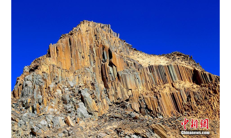 6月22日消息，经地质遗迹调查，在青海省发现一处该省目前所发现规模最大、特征最典型的火山岩柱状节理群，形成于距今约2.2亿年左右的晚三叠世来自于地幔的火山喷发岩浆所形成，为典型的大陆环境下形成的火山岩。图为青海省境内火山岩柱状节理群。 青海省地质调查院供图