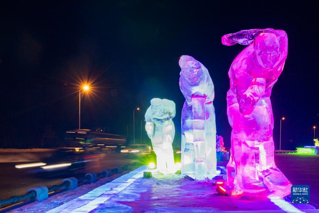 1月17日在哈尔滨市机场路零公里环岛拍摄的冰雪景观。新华社记者 谢剑飞 摄