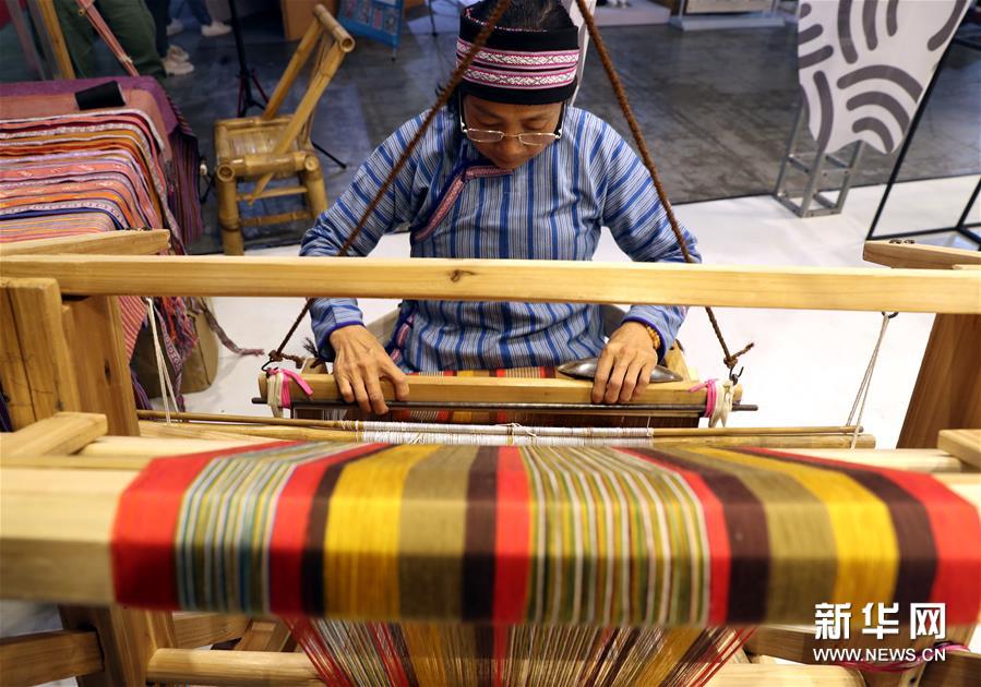 11月29日，手工艺者在展会现场展示客家冬头帕织带技艺。新华社记者 刘颖 摄