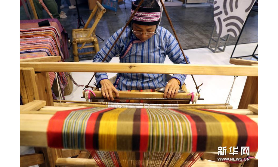 11月29日，手工艺者在展会现场展示客家冬头帕织带技艺。新华社记者 刘颖 摄