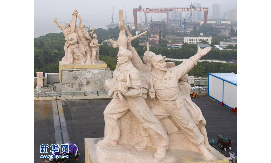 这是封闭维修中的南京长江大桥雕塑（9月18日无人机拍摄）。 日前，正在进行维修改造工程的南京长江大桥公路桥桥面开始摊铺沥青，桥头堡及雕塑等处的围挡已拆除。南京长江大桥建成于1968年，公路桥于2016年10月28日开始封闭维修，预计2018年年底前完成维修改造，恢复通车。 新华社发（苏阳 摄）