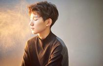 18岁王源餐厅抽烟引发争议