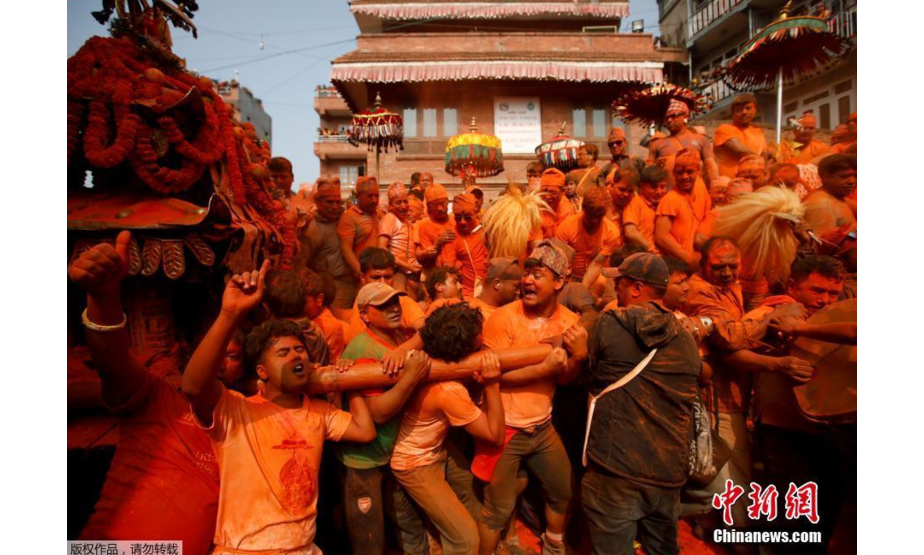 当地时间4月15日，尼泊尔巴克塔普尔，人们互相抛撒朱砂粉，庆祝朱砂节（Sindoor festival ）以及尼泊尔新年。