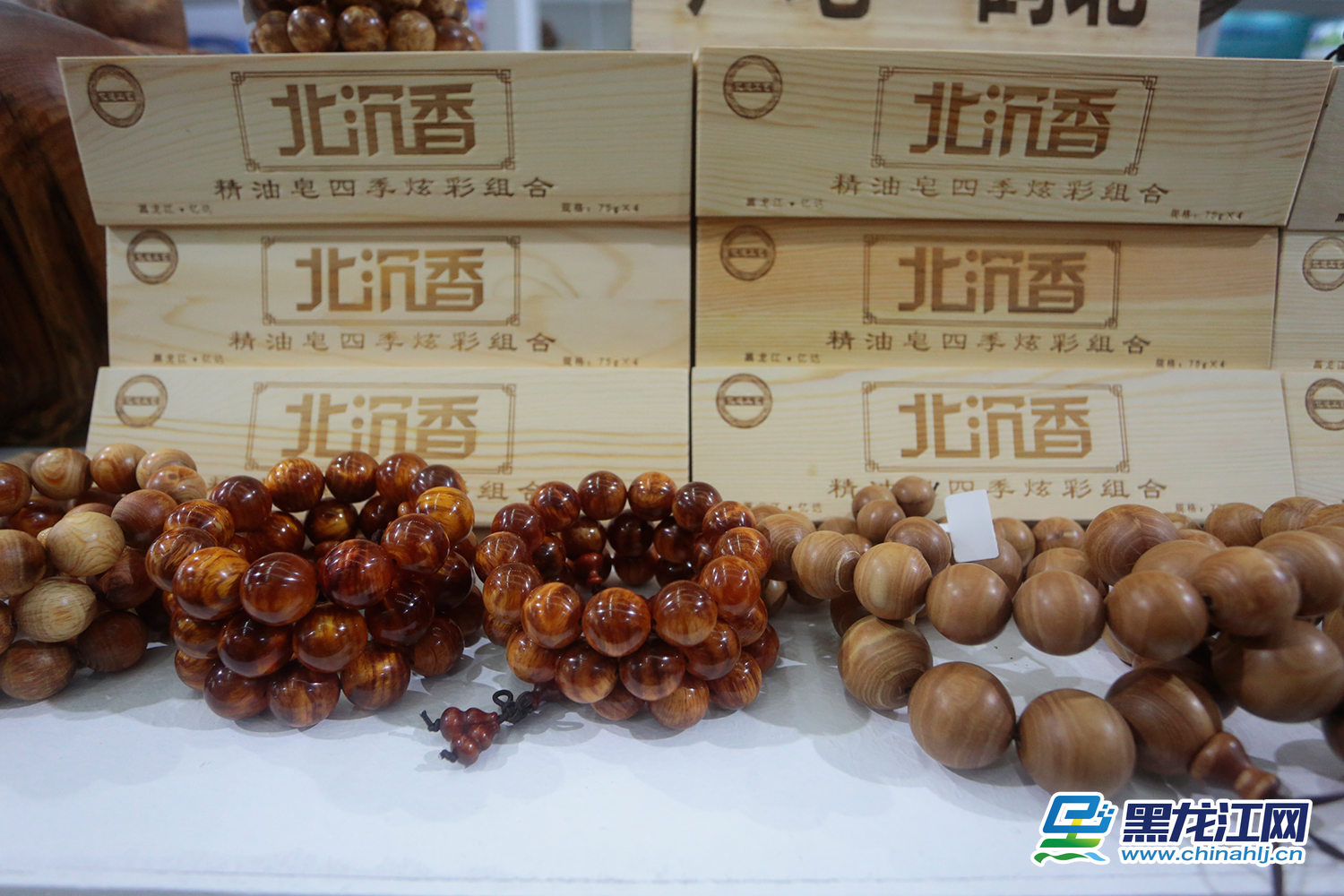 黑龙江网8月16日讯 16日，第十四届黑龙江国际文化产业博览会在哈尔滨会展中心举行。其中，A馆为文化交流馆、B馆为文化龙江馆、C馆为文化综合馆三个主题馆。文化交流馆汇集了国家工艺美术大师的奇珍异宝，100余位国家级、省级工艺美术大师，11大门类数万件工艺美术新品、精品、收藏品等。最具观赏价值的国家级大师的代表作220件，有木雕、玉雕、贝雕、砚雕、牙骨雕等品类。翟静/文 王铁男/摄