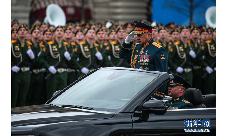 5月9日，在俄罗斯莫斯科举行的胜利日阅兵式上，俄国防部长绍伊古检阅部队。新华社发（叶甫盖尼·西尼岑摄）