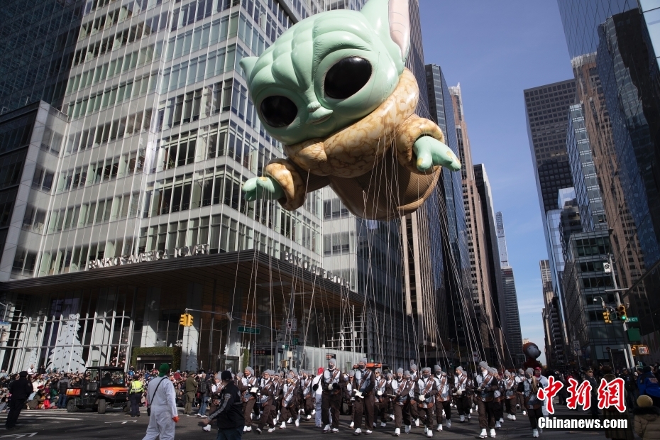 今年首次亮相的巨型气球“尤达宝宝”。 中新社记者 廖攀 摄