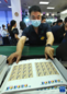 9月16日，在北京邮票厂有限公司印刷车间，工作人员查看刚刚印刷出来的《壬寅年》特种邮票。