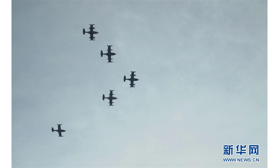 9月15日，在萨尔瓦多首都圣萨尔瓦多，军用飞机飞过城市上空。 萨尔瓦多15日举行活动庆祝独立日。 新华社发（亚历山大·培尼亚摄）