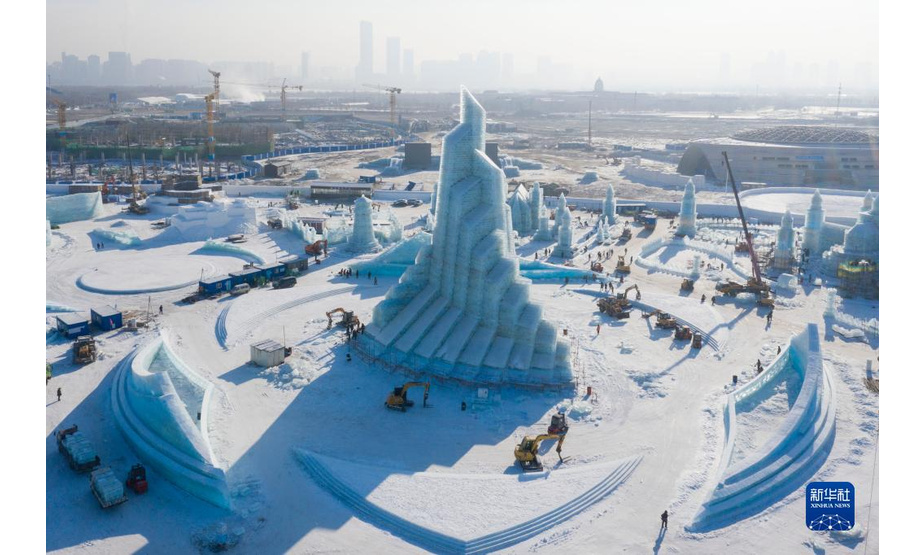 12月22日拍摄的正在施工的哈尔滨冰雪大世界园区一角（无人机照片）。