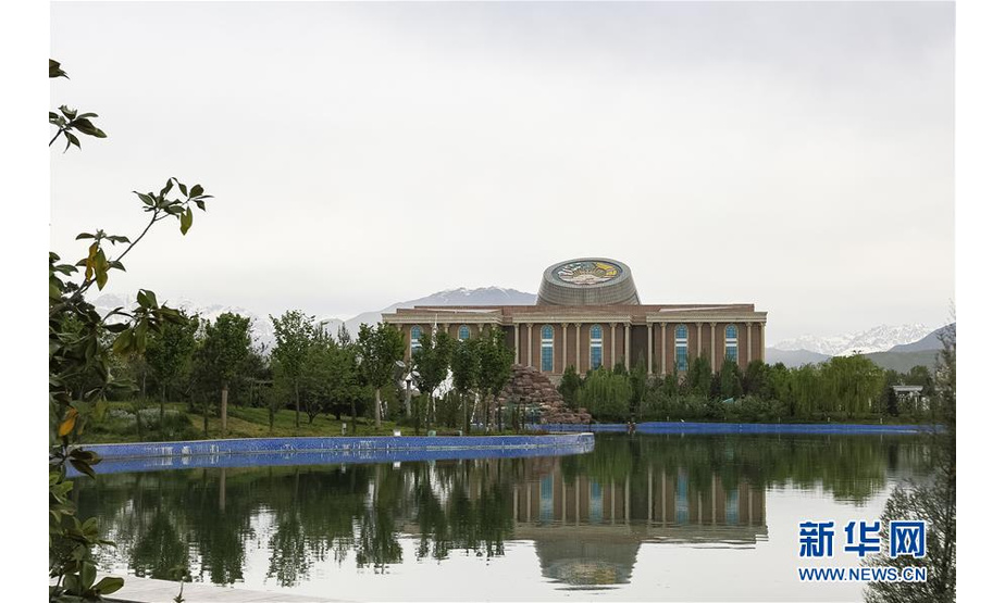 这是4月13日在塔吉克斯坦首都杜尚别拍摄的国家博物馆。 塔吉克斯坦共和国，简称塔吉克斯坦，是位于中亚东南部的内陆国家，东部与中国毗邻，南与阿富汗接壤，西邻乌兹别克斯坦，北接吉尔吉斯斯坦，国土面积为14.31万平方公里。塔境内多山，山地面积约占国土面积的93%，有“高山国”之称，其首都为杜尚别。 新华社记者白雪骐摄