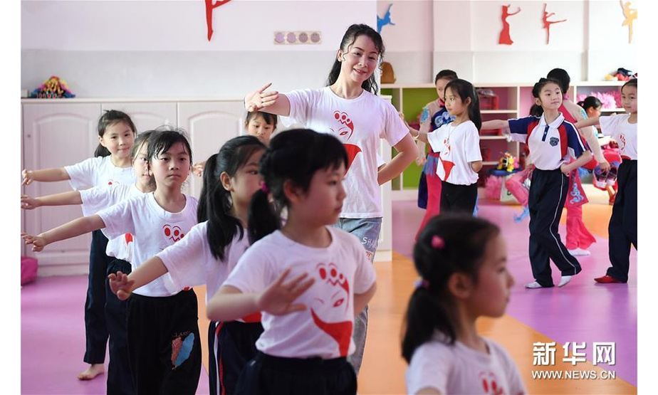 4月24日，宜黄县水北新区小学学生在老师指导下练习宜黄戏基本功。 新华社记者 万象 摄
