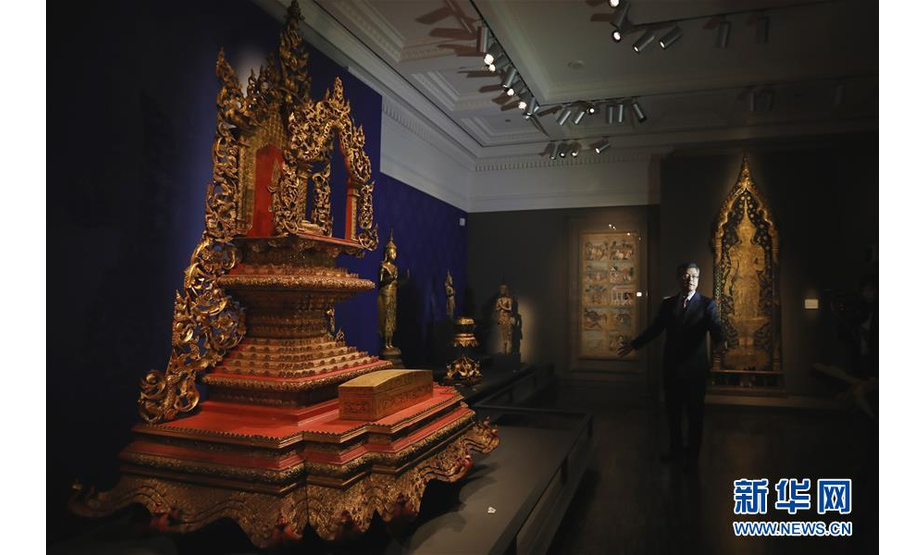 12月9日，在美国旧金山亚洲艺术博物馆，馆长许杰介绍展出的缅甸佛像。新华社发（刘艺霖摄）