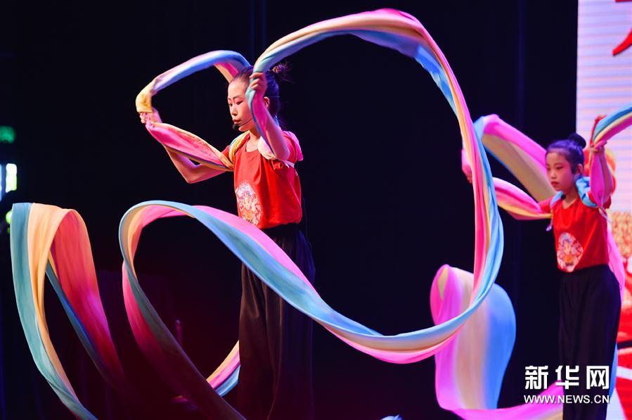 6月11日，在石家庄市青少年宫，裕华西路小学的学生表演传统戏曲选段《天女散花》。 新华社发（张晓峰 摄）