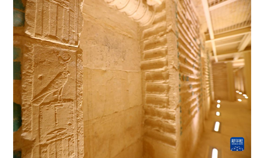 这是9月14日在埃及首都开罗以南的塞加拉地区一座左塞尔时期古墓内拍摄的浮雕。

　　当日，位于埃及首都开罗以南约30公里的塞加拉地区，一座距今4000多年的古埃及第三王朝国王左塞尔时期的古墓经过近15年的修缮后正式向公众开放。该墓位于左塞尔王阶梯金字塔建筑群西南角，由地上建筑和地下墓室两大部分构成。埃及于2006年启动对该墓墓道、墓墙、墓室等建筑体的保护和修缮工作。

　　新华社记者 隋先凯 摄