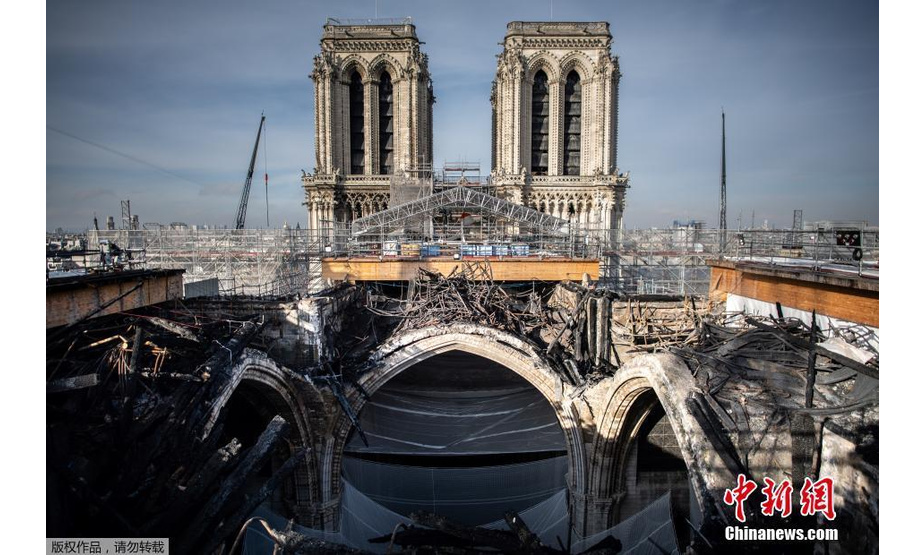 当地时间11月24日，巴黎圣母院脚手架拆除工作完成，拆除脚手架是巴黎圣母院大火后修复工作的重要组成部分。