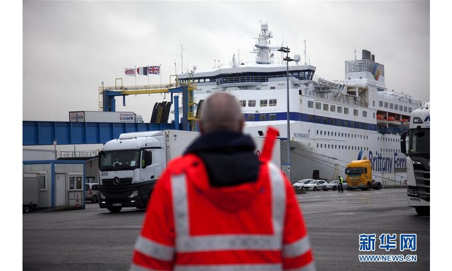 1月30日，在法国北部诺曼底地区的卡昂-乌伊斯特勒昂港，工作人员注视着一艘将开往英国的渡轮。新华社记者 唐霁 摄