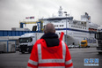 1月30日，在法国北部诺曼底地区的卡昂-乌伊斯特勒昂港，工作人员注视着一艘将开往英国的渡轮。新华社记者 唐霁 摄