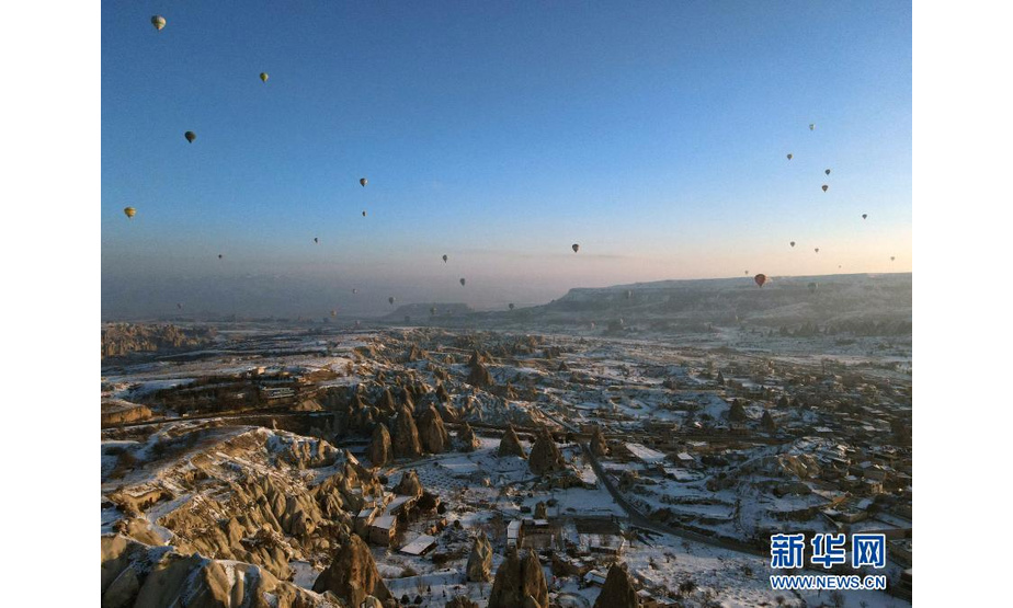 这是2月20日在土耳其卡帕多基亚拍摄的热气球。新华社发（穆斯塔法·卡亚摄）