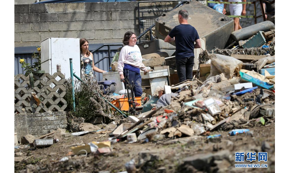 7月20日，人们在比利时受灾严重的佩平斯特清理垃圾。

　　比利时危机中心20日证实，上周的暴雨及其引发的特大洪灾已造成31人死亡、70多人失踪，全国100多个市镇受到影响。目前，比利时全国范围内的降雨已停止，洪水也已基本退去，灾后重建工作正在有序展开。

　　新华社记者 张铖 摄