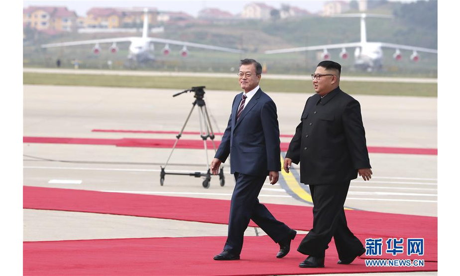 9月18日，韩国总统文在寅（左）与朝鲜国务委员会委员长金正恩在平壤检阅仪仗队。 新华社发（韩朝首脑平壤会晤韩方联合采访团供图）