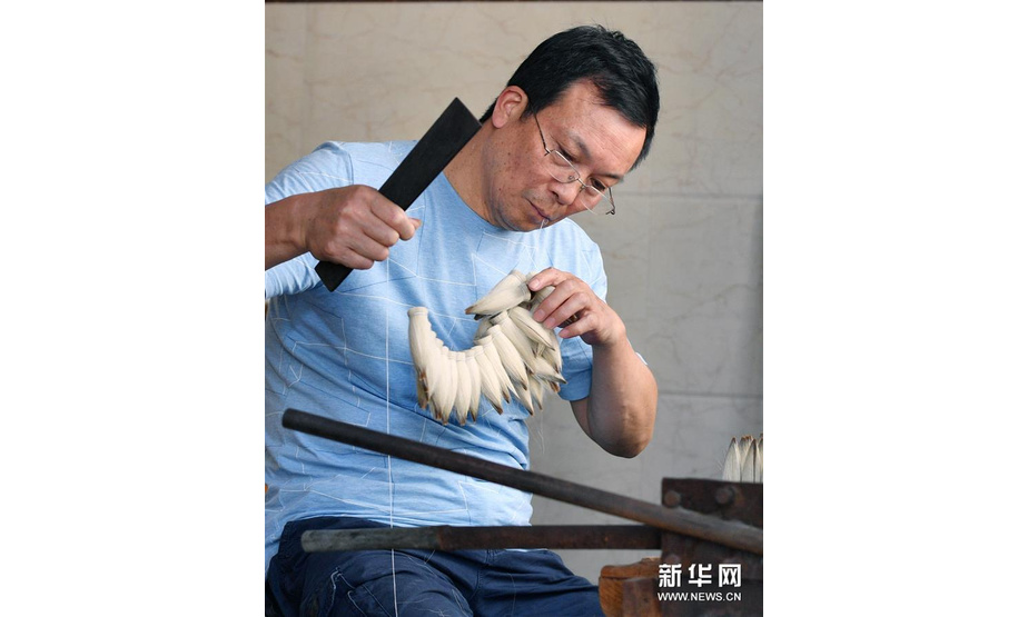 8月8日，周鹏程在自己的笔庄内制作毛笔。新华社记者 张汝锋 摄