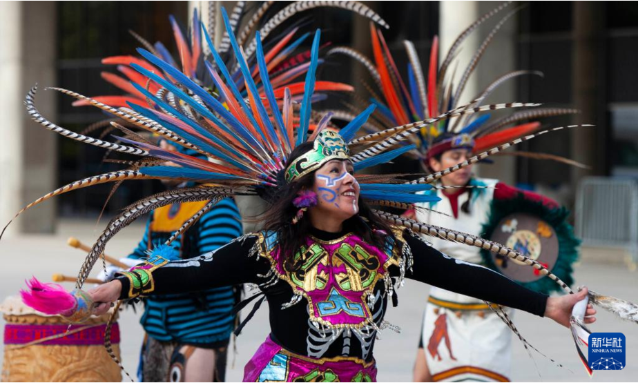 1月4日，在加拿大多伦多市政广场，原住民演员表演舞蹈。新华社发（邹峥摄）