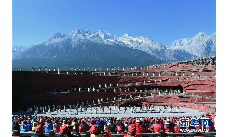 12月10日，游客在玉龙雪山下观看大型实景演出。新华社记者杨宗友摄